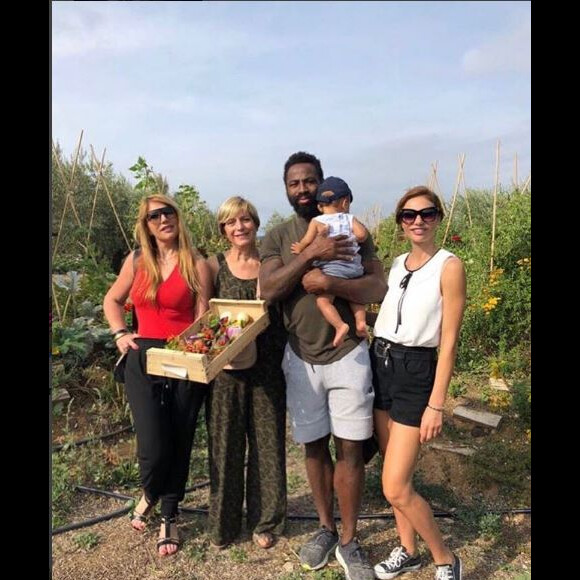 Ariane Brodier pose avec son fils, son chéri Fulgence ainsi que sa mère et sa soeur, dans le Sud de la France. Instagram, septembre 2018