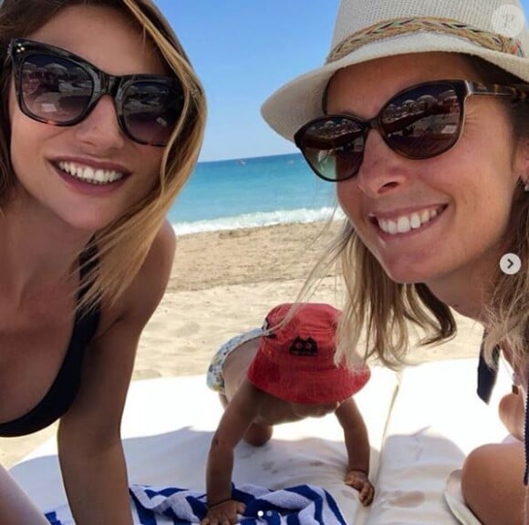Ariane Brodier avec son fils et une amie, à la plage dans le Sud de la France, le 27 août 2018