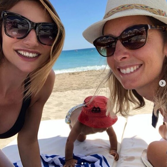 Ariane Brodier avec son fils et une amie, à la plage dans le Sud de la France, le 27 août 2018