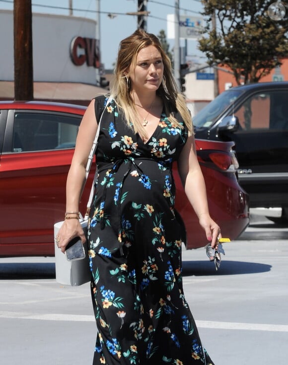 Exclusif - Hilary Duff, enceinte, est allée déjeuner au restaurant "Laurel Point" à Los Angeles, le 6 septembre 2018.