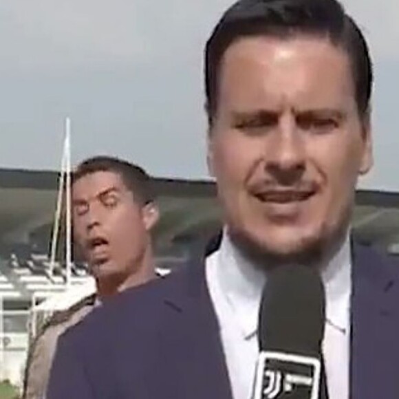 Cristiano Ronaldo s'amuse dans le dos d'un journaliste, lors d'un entraînement en Italie. Septembre 2018