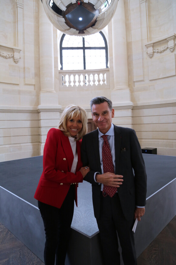 Brigitte Macron - Visite de l'exposition Brut et Précieux, à la Compagnie des Philanthropes à Paris, le jeudi 13 septembre 2018. Ici : Brigitte Macron, Hervé Lemoine.