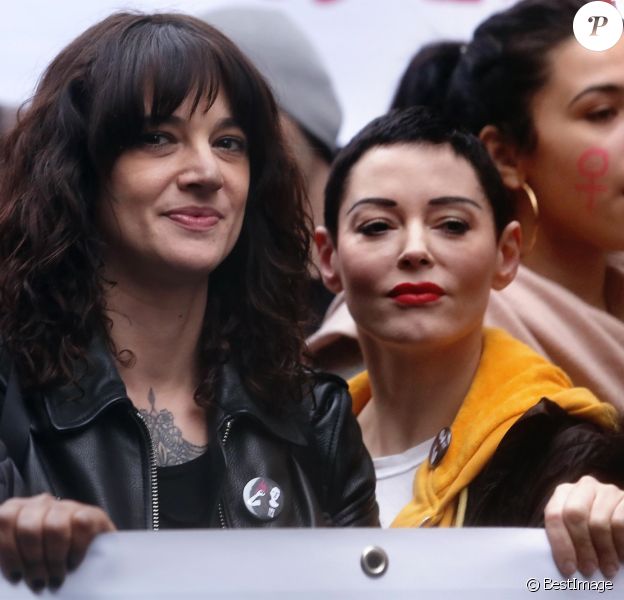 Les actrices Asia Argento et Rose McGowan lors de la marche "Women's WeToo WeToogether" pour la journée internationale des droits des femmes à Rome. Le 8 mars 2018