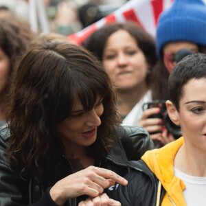 Les actrices Asia Argento et Rose McGowan lors de la marche "Women's WeToo WeToogether" pour la journée internationale des droits des femmes à Rome. Le 8 mars 2018