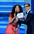 Sandra Oh et Andy Samberg remettent un prix aux 70e Primetime Emmy Awards à Los Angeles, le 17 septembre 2018.