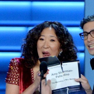 Sandra Oh et Andy Samberg remettent un prix aux 70e Primetime Emmy Awards à Los Angeles, le 17 septembre 2018.