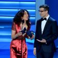 Sandra Oh et Andy Samberg remettent un prix aux 70e Primetime Emmy Awards à Los Angeles, le 17 septembre 2018.