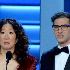 Sandra Oh et Andy Samberg remettent un prix aux 70e Primetime Emmy Awards à Los Angeles, le 17 septembre 2018.