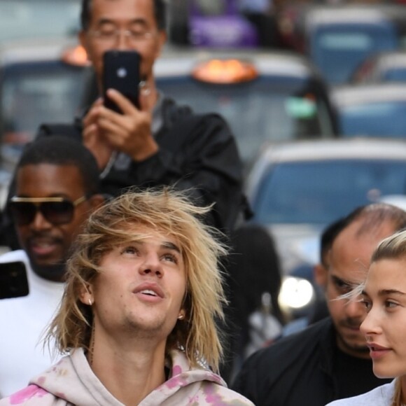 Justin Bieber et sa fiancée Hailey Baldwin se baladent en touriste dans la rue à Londres le 18 septembre 2018.
