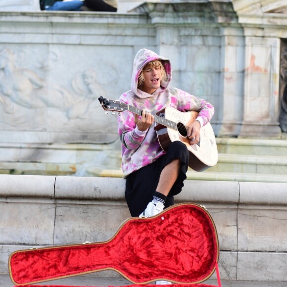 Justin Bieber joue une sérénade à la guitare à sa fiancée Hailey Baldwin assis sur une fontaine devant le palais de Buckhingam à Londres le 18 septembre 2018.