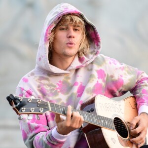 Justin Bieber joue une sérénade à la guitare à sa fiancée Hailey Baldwin assis sur une fontaine devant le palais de Buckhingam à Londres le 18 septembre 2018.