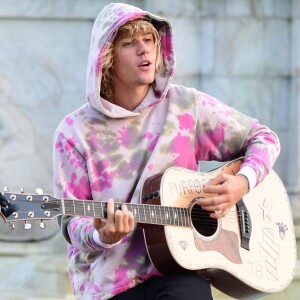 Justin Bieber joue une sérénade à la guitare à sa fiancée Hailey Baldwin assis sur une fontaine devant le palais de Buckhingam à Londres le 18 septembre 2018.