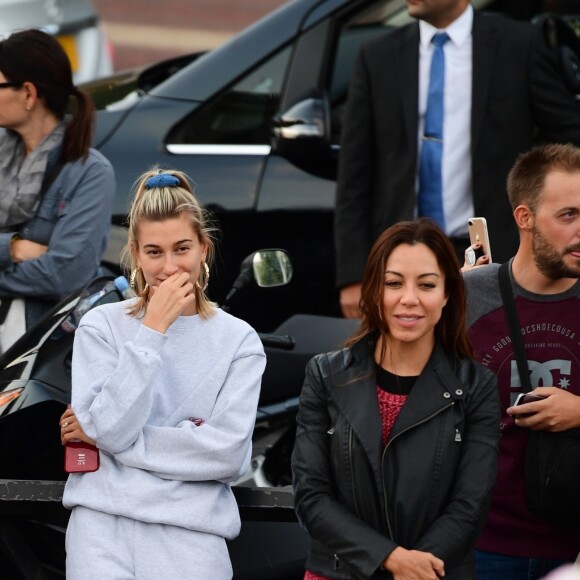 Justin Bieber joue une sérénade à la guitare à sa fiancée Hailey Baldwin assis sur une fontaine devant le palais de Buckhingam à Londres le 18 septembre 2018.