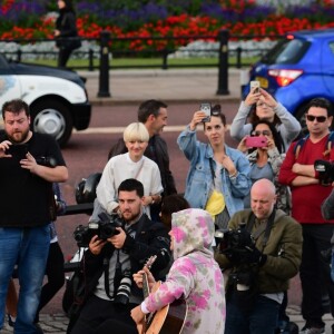 Justin Bieber joue une sérénade à la guitare à sa fiancée Hailey Baldwin assis sur une fontaine devant le palais de Buckhingam à Londres le 18 septembre 2018.