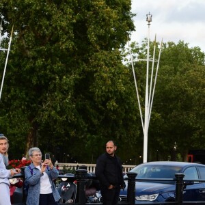 Justin Bieber joue une sérénade à la guitare à sa fiancée Hailey Baldwin assis sur une fontaine devant le palais de Buckhingam à Londres le 18 septembre 2018.