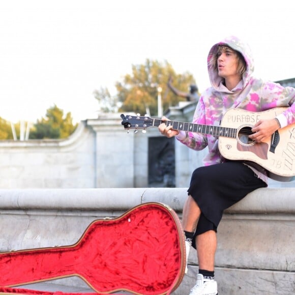 Justin Bieber joue une sérénade à la guitare à sa fiancée Hailey Baldwin assis sur une fontaine devant le palais de Buckhingam à Londres le 18 septembre 2018.