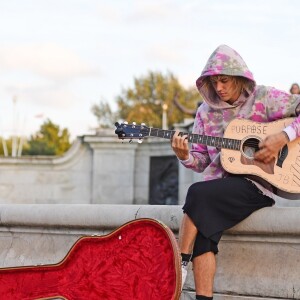 Justin Bieber joue une sérénade à la guitare à sa fiancée Hailey Baldwin assis sur une fontaine devant le palais de Buckhingam à Londres le 18 septembre 2018.