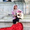 Justin Bieber joue une sérénade à la guitare à sa fiancée Hailey Baldwin assis sur une fontaine devant le palais de Buckhingam à Londres le 18 septembre 2018.