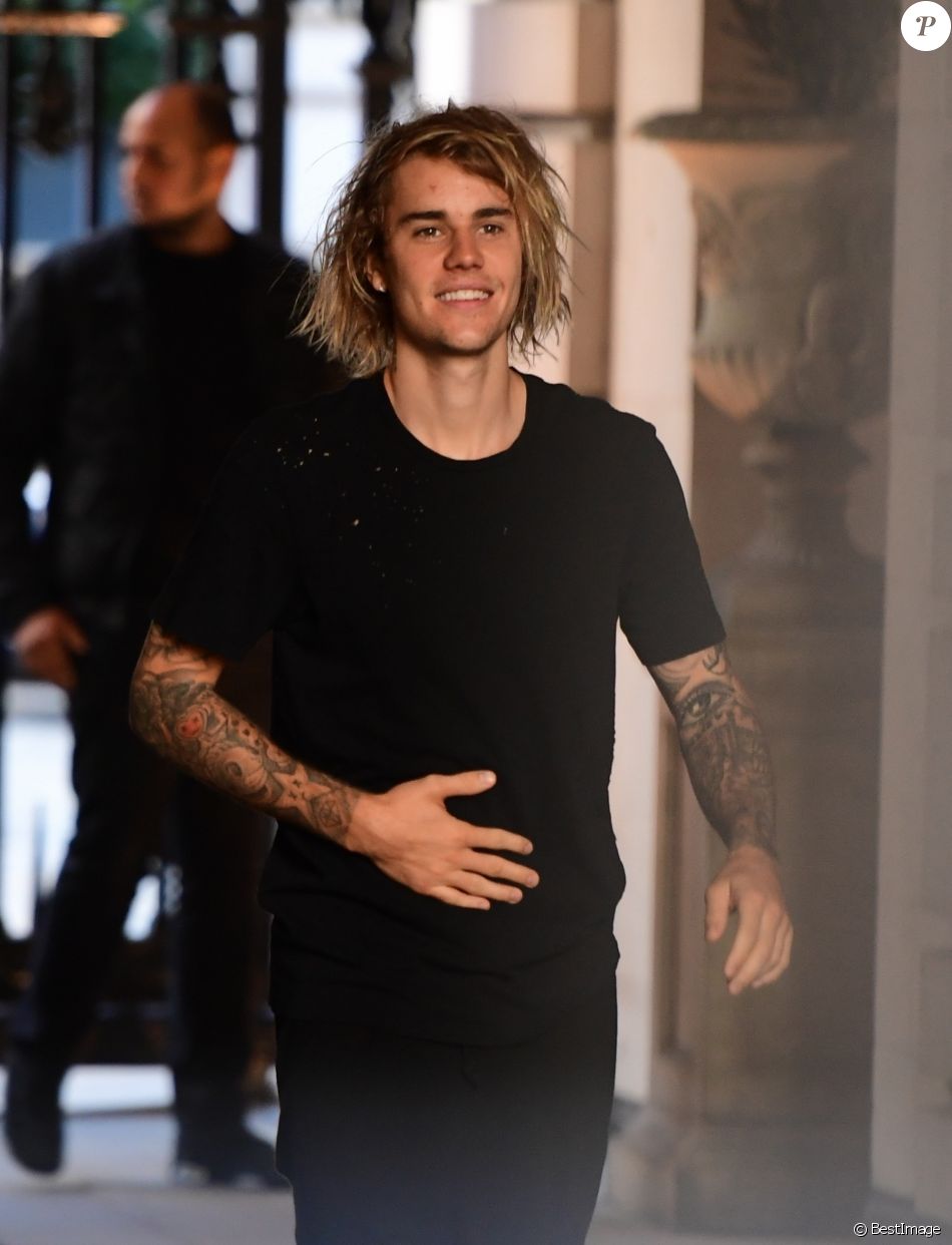 Justin Bieber sort de son hôtel à Londres le 18 septembre