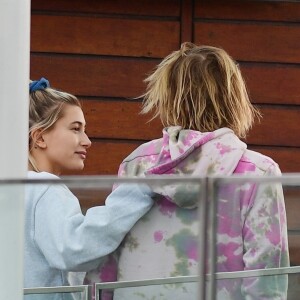 Justin Bieber et sa fiancée Hailey Baldwin s'embrassent dans la file d'attente de la grande roue de Londres, le London Eye le 18 septembre 2018.