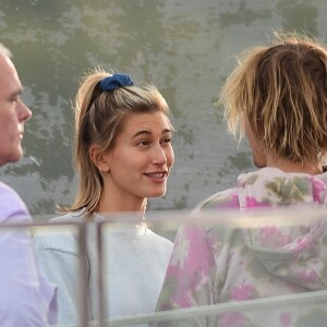 Justin Bieber et sa fiancée Hailey Baldwin s'embrassent dans la file d'attente de la grande roue de Londres, le London Eye le 18 septembre 2018.