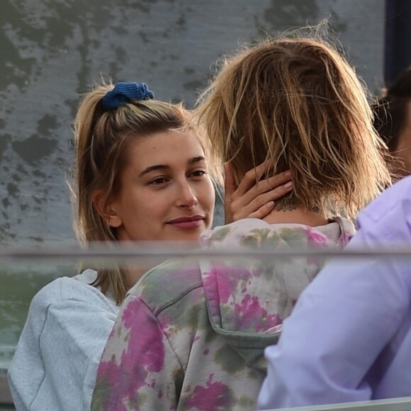 Justin Bieber et sa fiancée Hailey Baldwin s'embrassent dans la file d'attente de la grande roue de Londres, le London Eye le 18 septembre 2018.