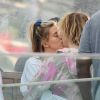 Justin Bieber et sa fiancée Hailey Baldwin s'embrassent dans la file d'attente de la grande roue de Londres, le London Eye le 18 septembre 2018.