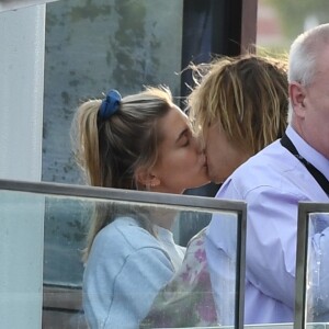 Justin Bieber et sa fiancée Hailey Baldwin s'embrassent dans la file d'attente de la grande roue de Londres, le London Eye le 18 septembre 2018.