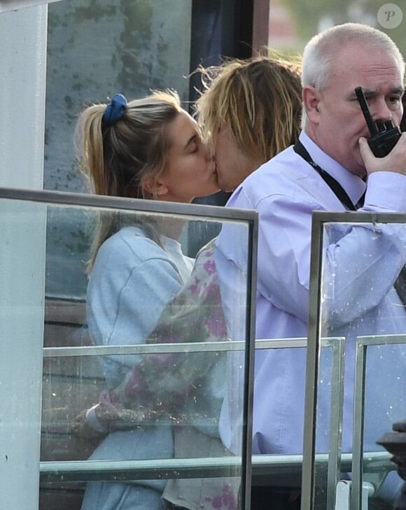 Justin Bieber et sa fiancée Hailey Baldwin s'embrassent dans la file d'attente de la grande roue de Londres, le London Eye le 18 septembre 2018.