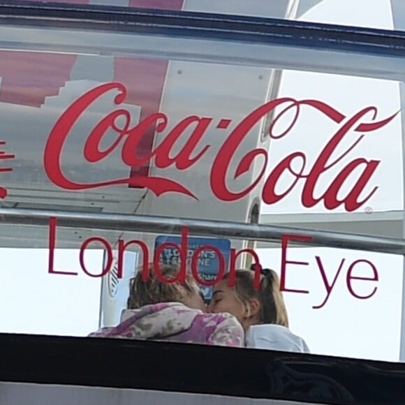 Justin Bieber et sa fiancée Hailey Baldwin s'embrassent dans la grande roue de Londres, le London Eye le 18 septembre 2018.