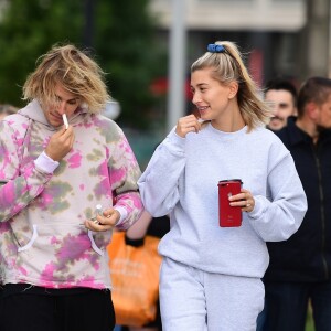 Justin Bieber et sa fiancée Hailey Baldwin se baladent en touriste dans la rue à Londres le 18 septembre 2018.