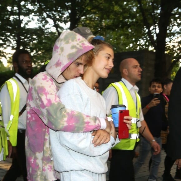 Justin Bieber et sa fiancée Hailey Baldwin s'embrassent dans la file d'attente de la grande roue de Londres, le London Eye, le 18 septembre 2018.