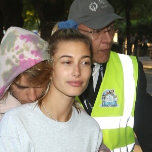 Justin Bieber et sa fiancée Hailey Baldwin s'embrassent dans la file d'attente de la grande roue de Londres, le London Eye, le 18 septembre 2018.