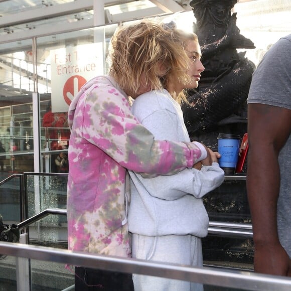 Justin Bieber et sa fiancée Hailey Baldwin s'embrassent dans la file d'attente de la grande roue de Londres, le London Eye, le 18 septembre 2018.