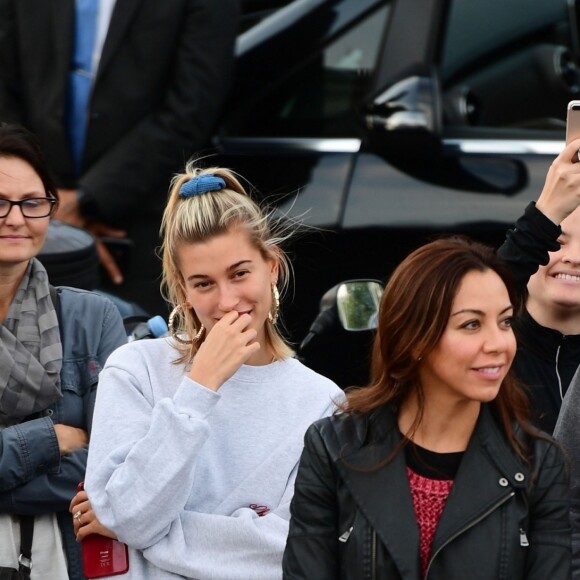 Justin Bieber joue une sérénade à la guitare à sa fiancée Hailey Baldwin assis sur une fontaine devant le palais de Buckhingam à Londres le 18 septembre 2018.