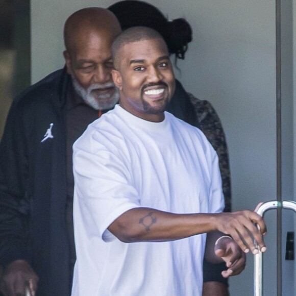 Exclusif - Kanye West reçoit de la visite dans ses studios à Calabasas, le 25 aout 2018.