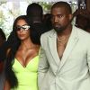 Kim Kardashian et son mari Kanye West arrivent à un mariage privé qui a lieu dans la maison de Versace à Miami le 18 août 2018.