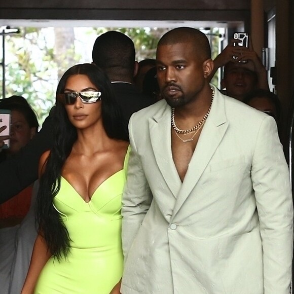 Kim Kardashian et son mari Kanye West arrivent à un mariage privé qui a lieu dans la maison de Versace à Miami le 18 août 2018.