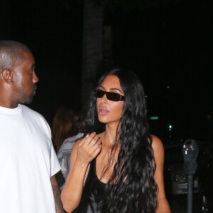 Exclusif - Kim Kardashian et son mari Kanye West sont allés diner en amoureux au restaurant Matsuhisa à Beverly Hills. Kim porte une jupe crayon en cuir et des bottes en serpents. Le 7 août 2018
