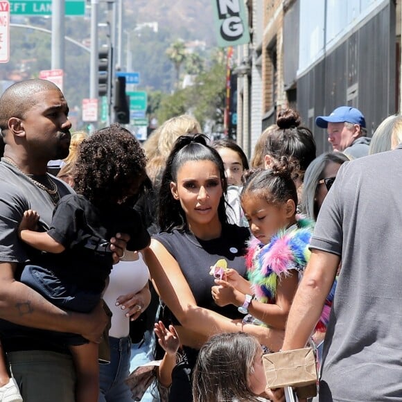 Kim Kardashian avec son mari Kanye West et leurs enfants Saint West et North West - Les Kardashians sont allés déjeuner avec leurs enfants au restaurant Carousel à Los Angeles, le 13 juillet 2018