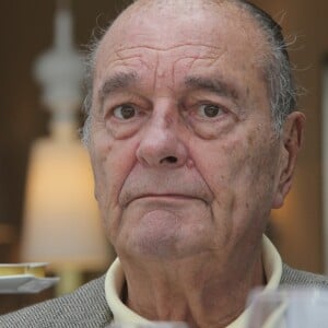 Jacques Chirac deguste des crevettes avec sa femme Bernadette, Maryvonne Pinault et un ami au restaurant Le Girelier a Saint Tropez le 4 octobre 2013.