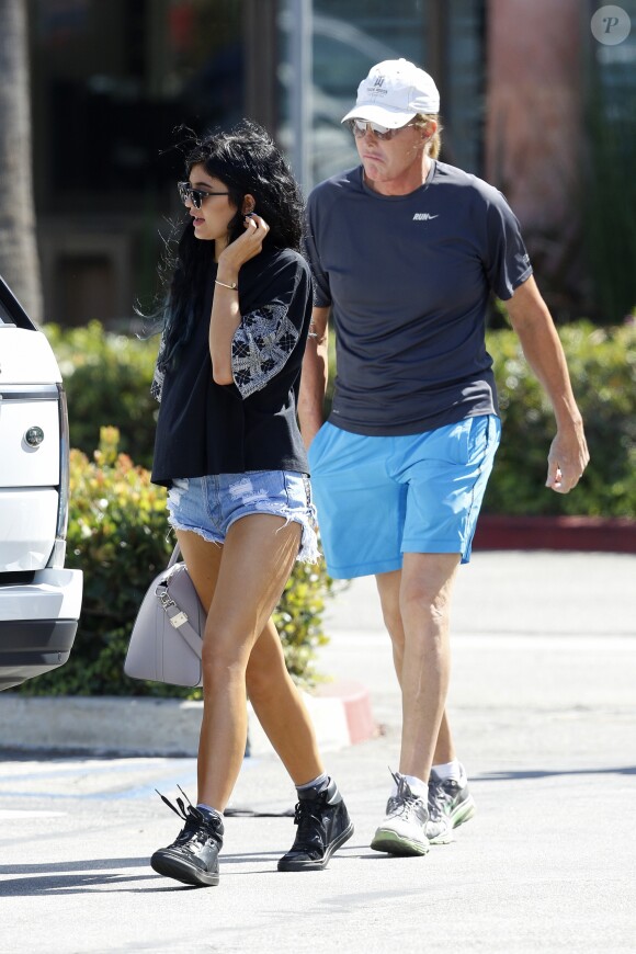 Bruce Jenner est allé déjeuner avec sa fille Kylie dans un restaurant de sushis à Malibu. Le 27 septembre 2014.