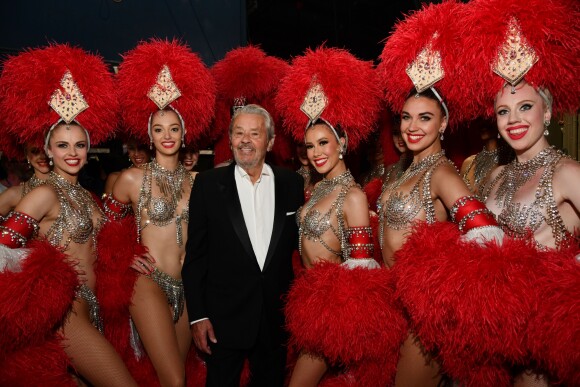 Exclusif - Alain Delon entouré par les danseuses du Moulin Rouge - Enregistrement de l'émission "Les 20 ans du Plus Grand Cabaret du Monde" dans la Salle des Etoiles à Monaco. Le 1 juin 2018. © A.Bahi-B.Bebert / Bestimage