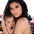 Kylie Jenner pose avec sa fille Stormi à la veille de son 21e anniversaire. Instagram, le 9 août 2018.