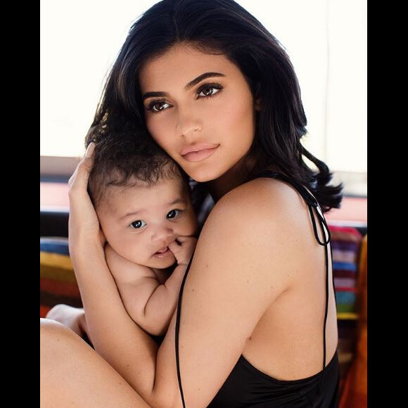 Kylie Jenner pose avec sa fille Stormi à la veille de son 21e anniversaire. Instagram, le 9 août 2018.