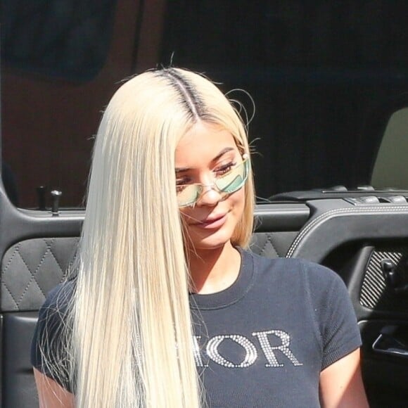 Exclusif - Kylie Jenner, T-shirt Dior et pantalon moulant en latex, dans la rue à Woodland Hills le 08 septembre 2018.