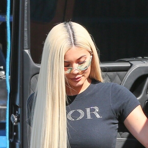 Exclusif - Kylie Jenner, vêtue d'un jean en latex très moulant se promène à Los Angeles le 8 septembre 2018.