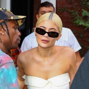 Kylie Jenner et son compagnon Travis Scott se tiennent la main alors qu'ils quittent l'Hôtel Mercer à New York le 21 aout 2018.