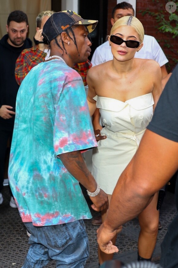 Kylie Jenner et son compagnon Travis Scott se tiennent la main alors qu'ils quittent l'Hôtel Mercer à New York le 21 aout 2018.
