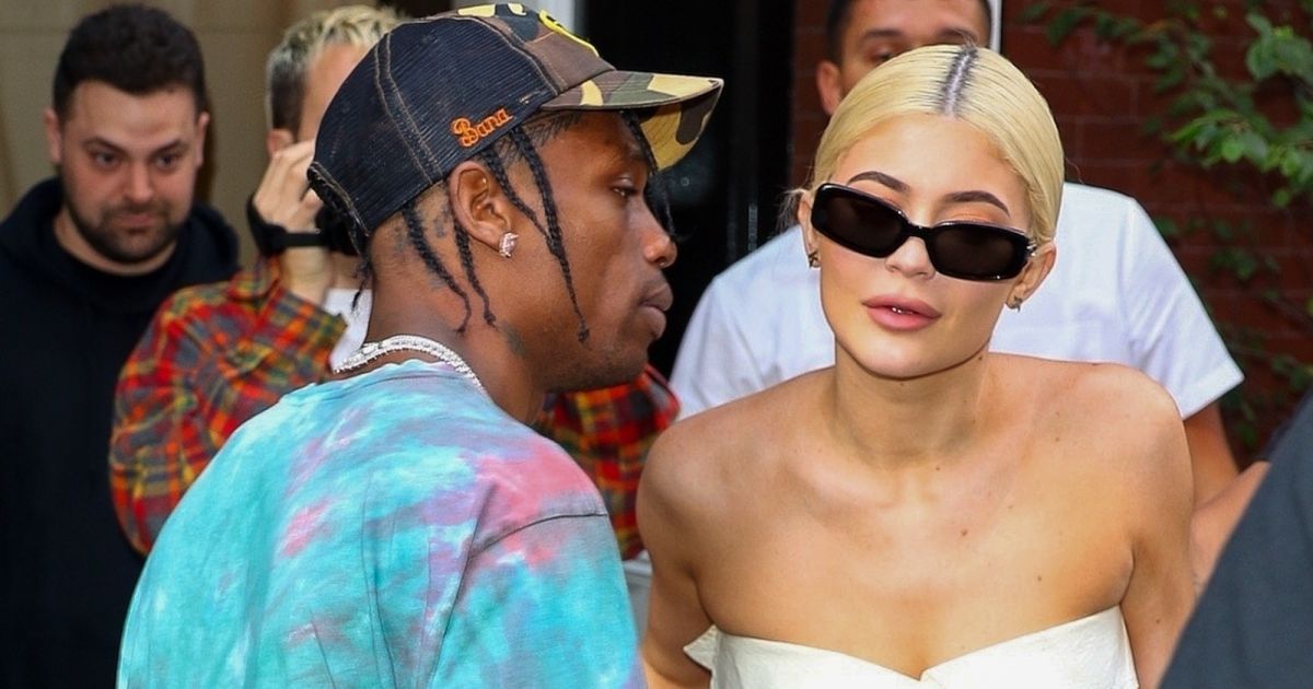 Kylie Jenner et son compagnon Travis Scott se tiennent la main alors qu